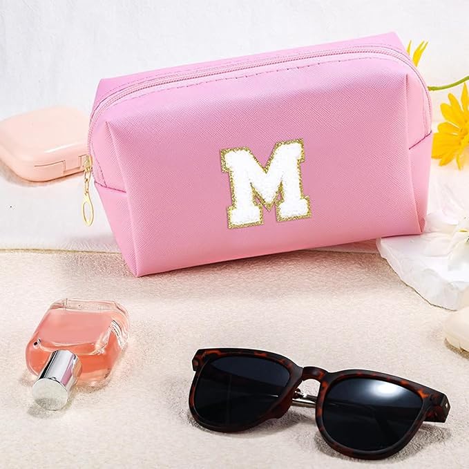 URSKYTOUS Gifts for Girls Initial Makeup Bag Personalized Cosmetic Bag with Zipper Cute Travel Toiletry Bag Waterproof PU Preppy Makeup Pouch Birthday Gift for Teen Girls Women(Pink M)