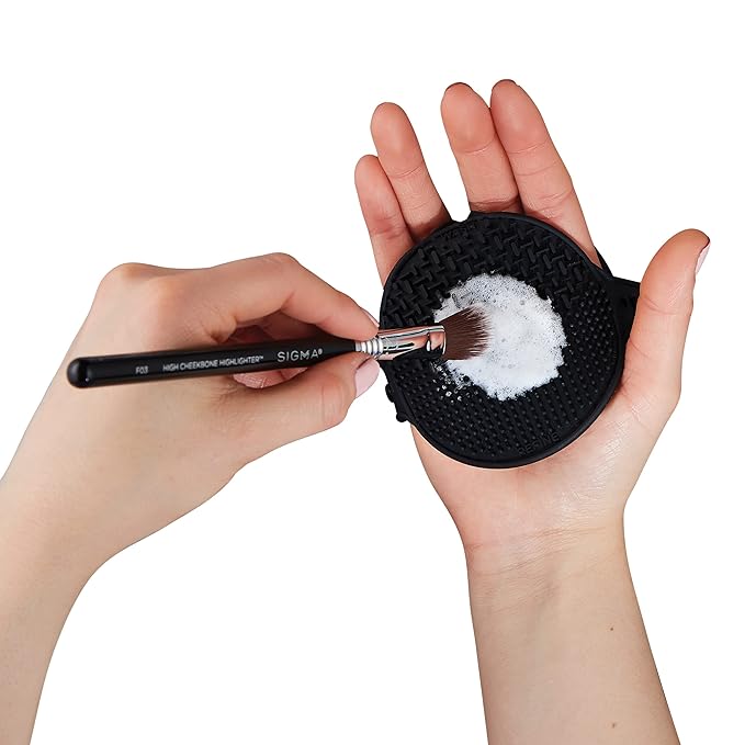 Sigma Beauty - Palmat® - Makeup Brush Cleaner - Perfect for Travel and On the Go - Palm Sized - Black